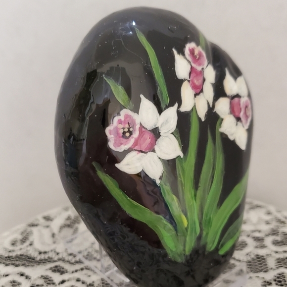 Hand painted white Daffodils on black stone - Picture 2 of 7